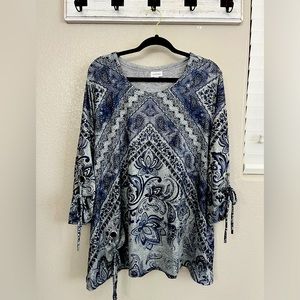 Blue/Grey print top• Avenue 26/28